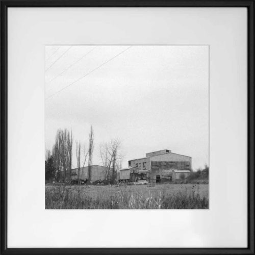 budova Dolní Měcholupy, černobílá umělecká fotografie Praktica