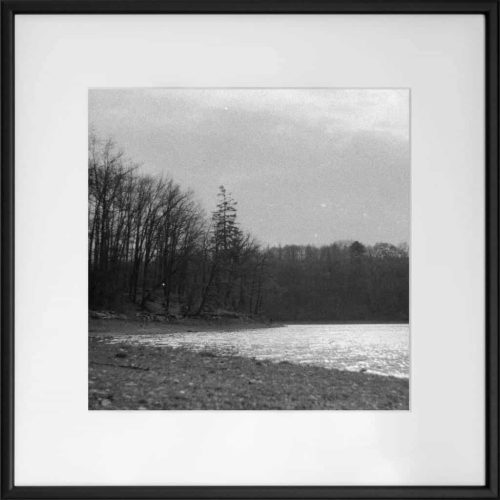 břeh hostivařské nádrže, černobílá umělecká fotografie Praktica